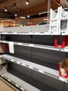 Leeres Supermarkt-Regal während der Corona-Pandemie